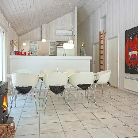 10 Person In Aakirkeby