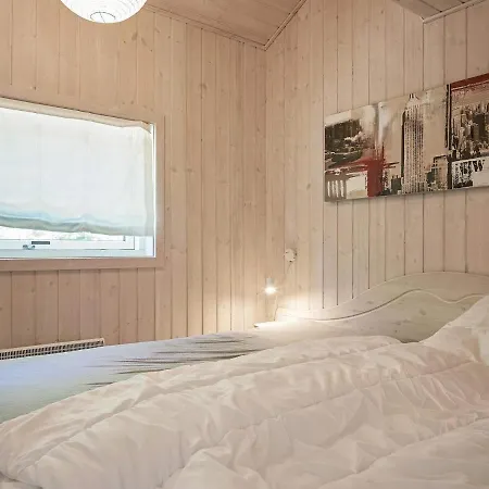 10 Person In Aakirkeby * Vester Somarken
