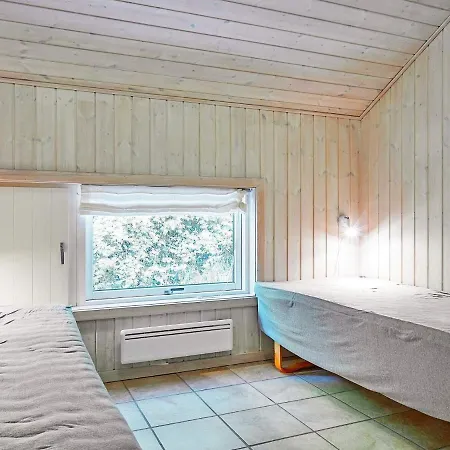 10 Person In Aakirkeby