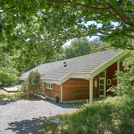 10 Person In Aakirkeby *